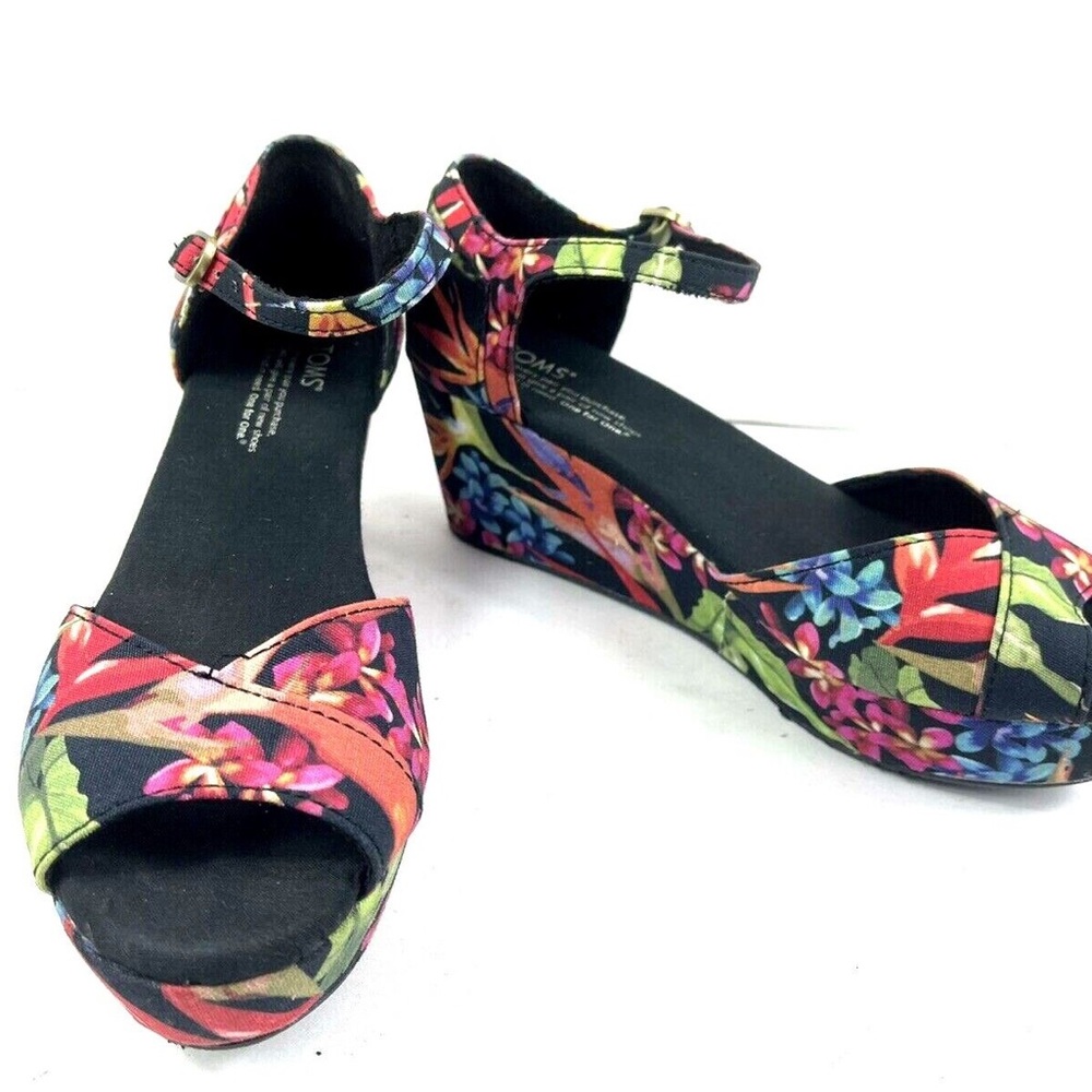 Tom’s peep toe floral platforms